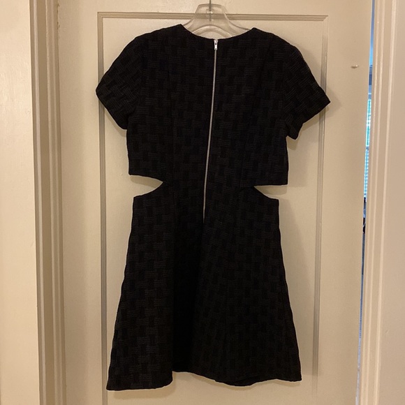 Textured cutout dress - Picture 3 of 3